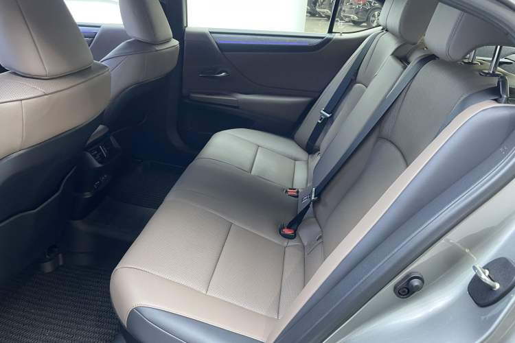 Used Lexus ES 2025 300h Deluxe Edition Interior 3