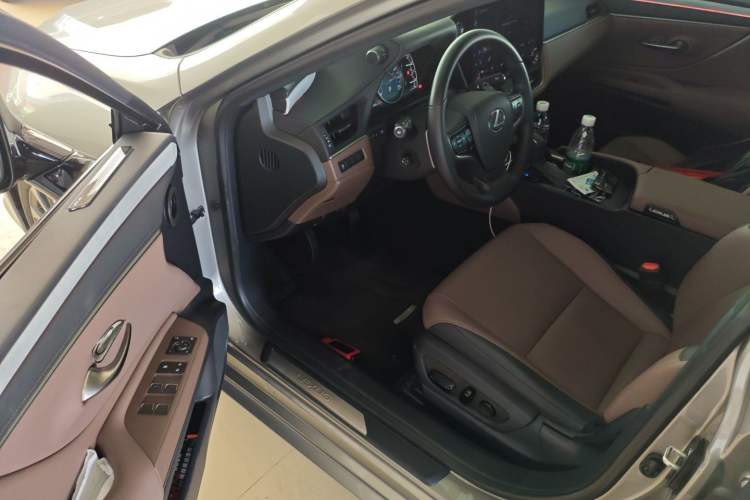 Used Lexus ES 2025 300h Deluxe Edition Interior 3
