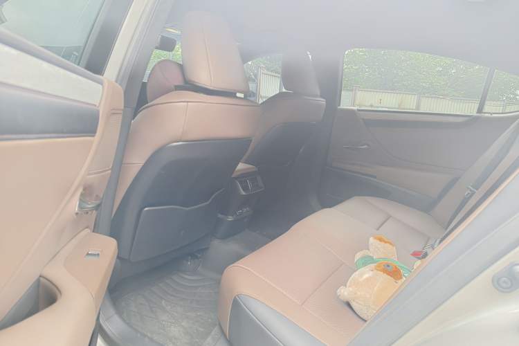Used Lexus ES 2025 200 Premium Edition Interior 4
