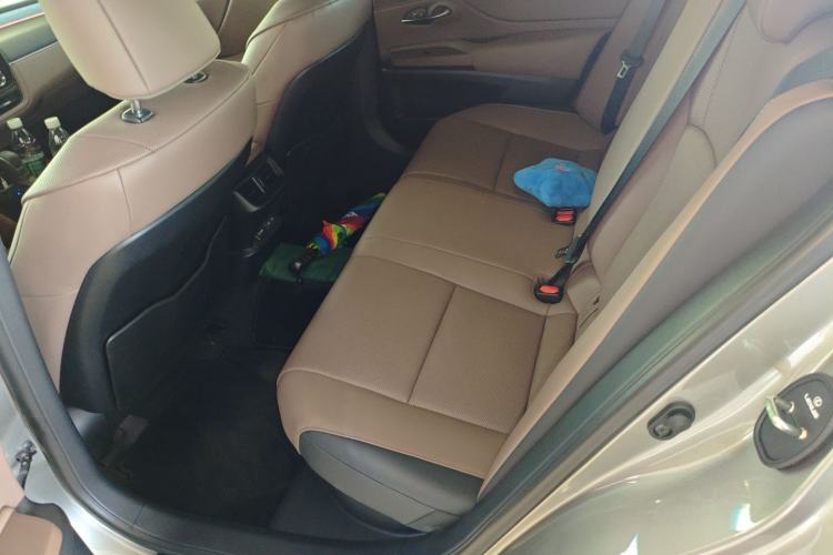 Used Lexus ES 2025 300h Deluxe Edition Interior 4