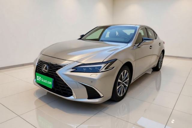 Ojetý Lexus ES 2025 300h Deluxe Edition