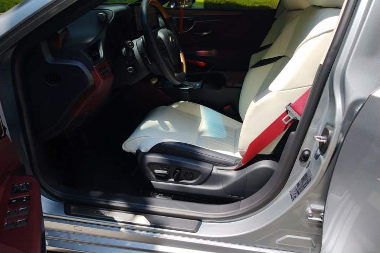 Used Lexus ES 2025 300h Executive Edition Left Front Seat
