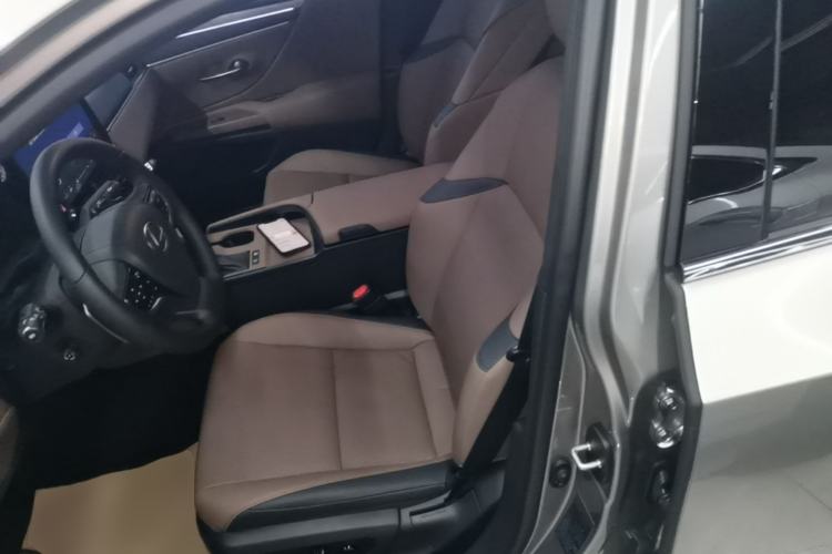 Used Lexus ES 2025 300h Deluxe Edition Left Front Seat