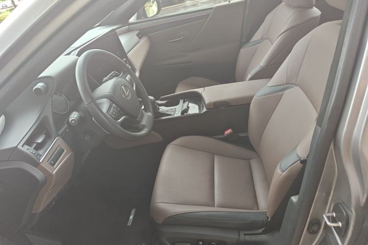 Used Lexus ES 2025 300h Deluxe Edition Left Front Seat
