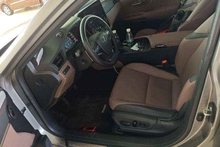 Used Lexus ES 2025 300h Deluxe Edition Left Front Seat