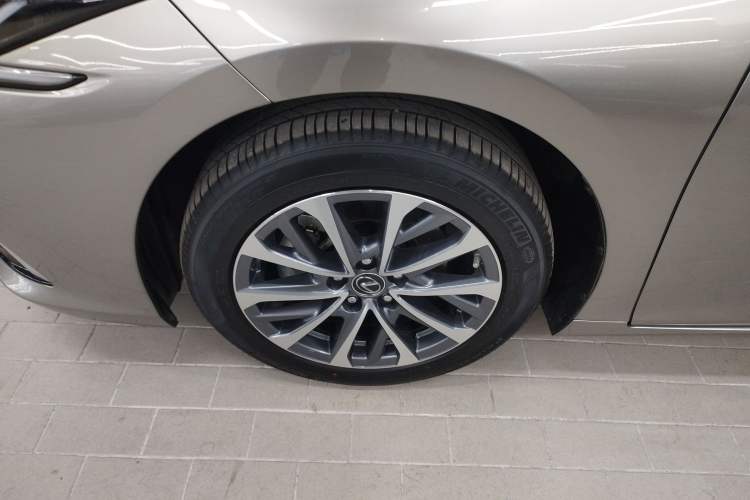 Used Lexus ES 2025 200 Premium Edition Left Front Wheel Hub