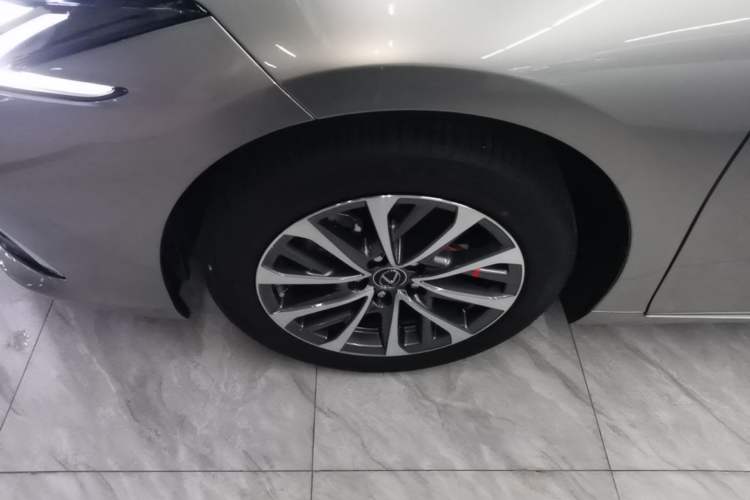 Used Lexus ES 2025 300h Deluxe Edition Left Front Wheel Hub