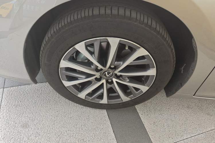 Used Lexus ES 2025 300h Deluxe Edition Left Front Wheel Hub