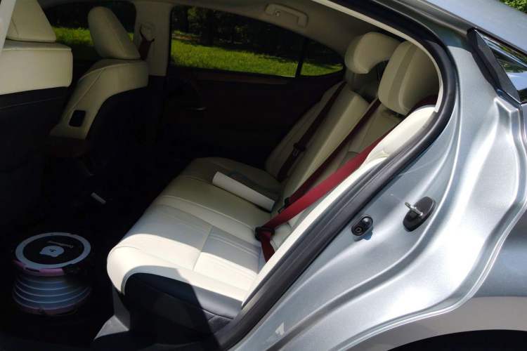 Used Lexus ES 2025 300h Executive Edition Left Rear Seat