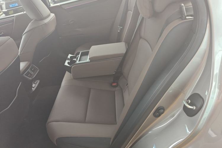 Used Lexus ES 2025 300h Deluxe Edition Left Rear Seat