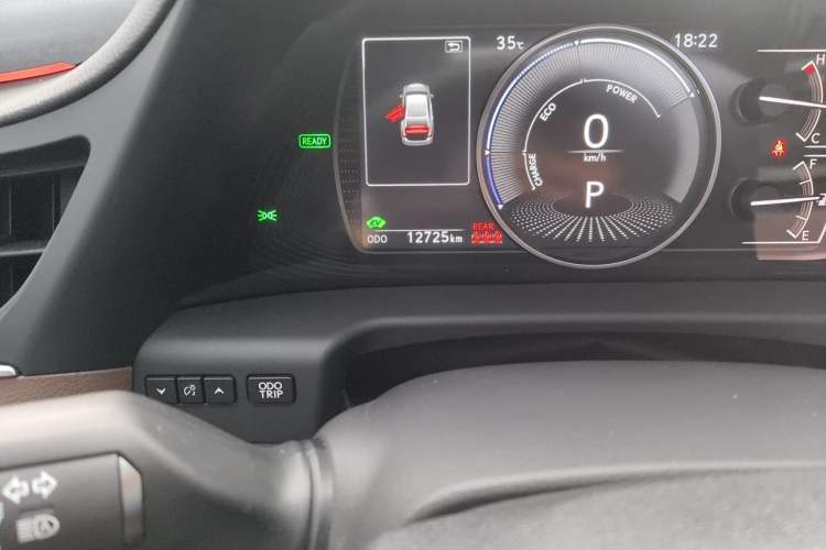 Used Lexus ES 2025 300h Deluxe Edition Odometer Close Up