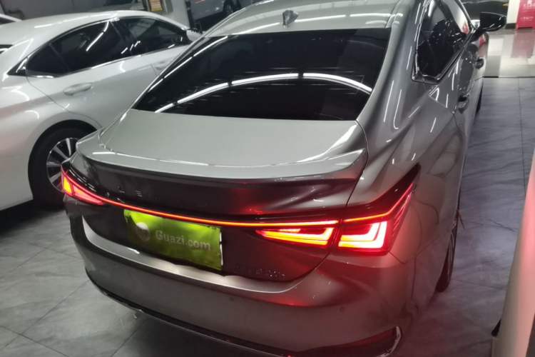 Used Lexus ES 2025 300h Deluxe Edition Rear