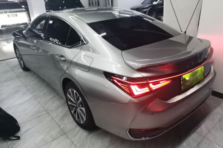 Used Lexus ES 2025 300h Deluxe Edition Rear Left 45 Deg