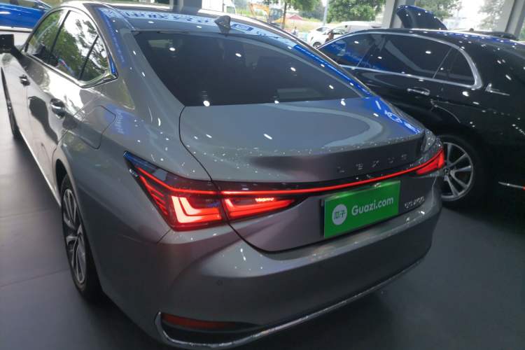 Used Lexus ES 2025 200 Premium Edition Rear Left 45 Deg