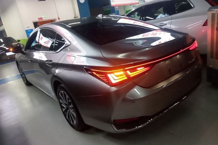 Used Lexus ES 2025 200 Premium Edition Rear Left 45 Deg