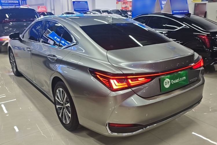Used Lexus ES 2025 200 Premium Edition Rear Left 45 Deg