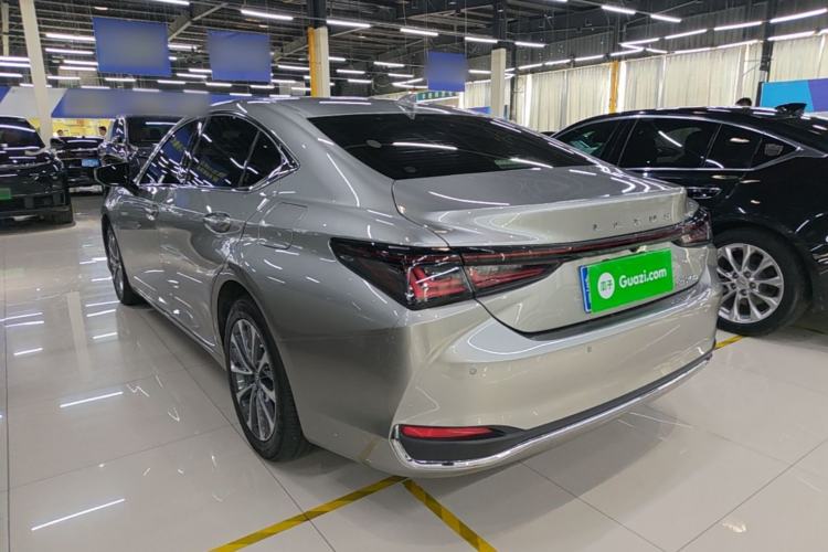 Used Lexus ES 2025 200 Premium Edition Rear Left 45 Deg