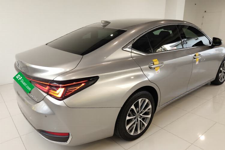 Used Lexus ES 2025 200 Premium Edition Rear Right 45 Deg