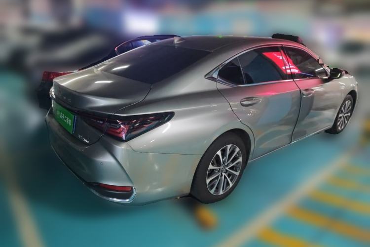 Used Lexus ES 2025 200 Premium Edition Rear Right 45 Deg