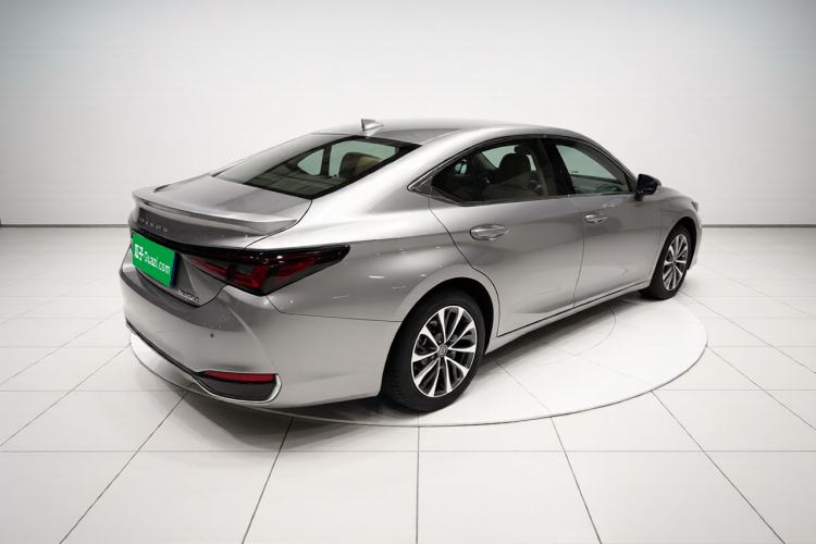 Used Lexus ES 2025 300h Deluxe Edition Rear Right 45 Deg