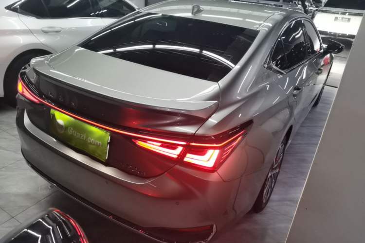 Used Lexus ES 2025 300h Deluxe Edition Rear Right 45 Deg