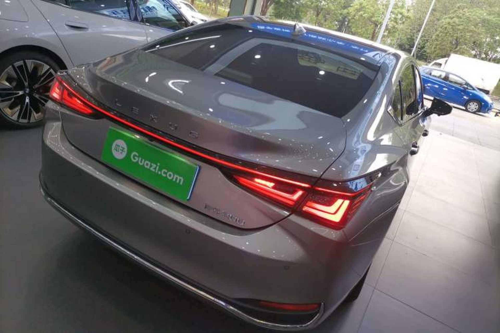 Used Lexus ES 2025 200 Premium Edition Rear Right 45 Deg