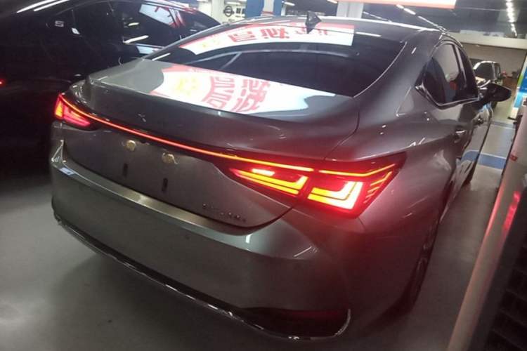 Used Lexus ES 2025 200 Premium Edition Rear Right 45 Deg