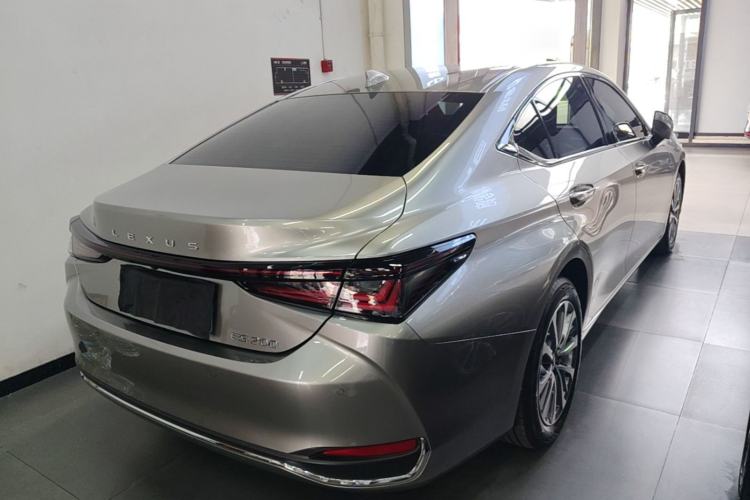 Used Lexus ES 2025 200 Premium Edition Rear Right 45 Deg