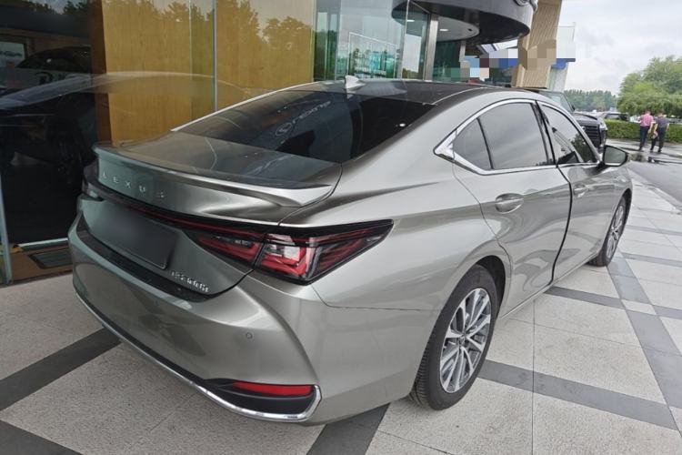 Used Lexus ES 2025 300h Deluxe Edition Rear Right 45 Deg