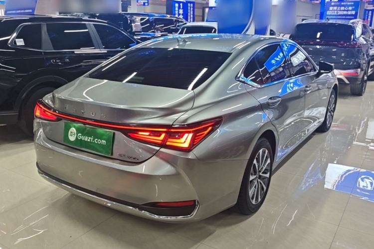 Used Lexus ES 2025 200 Premium Edition Rear Right 45 Deg