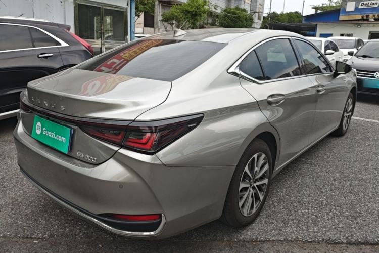Used Lexus ES 2025 200 Premium Edition Rear Right 45 Deg