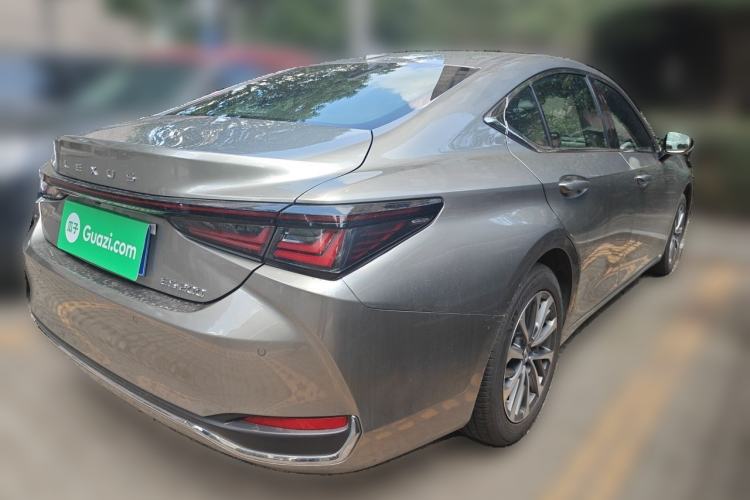 Used Lexus ES 2025 200 Premium Edition Rear Right 45 Deg