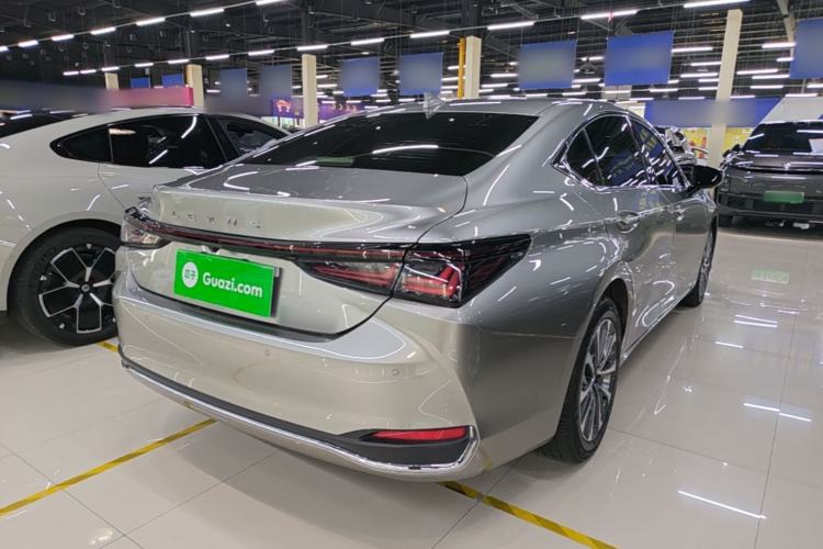 Used Lexus ES 2025 200 Premium Edition Rear Right 45 Deg