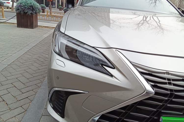 Used Lexus ES 2025 200 Premium Edition Right Front Headlight