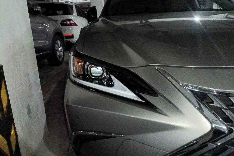 Used Lexus ES 2025 300h Deluxe Edition Right Front Headlight