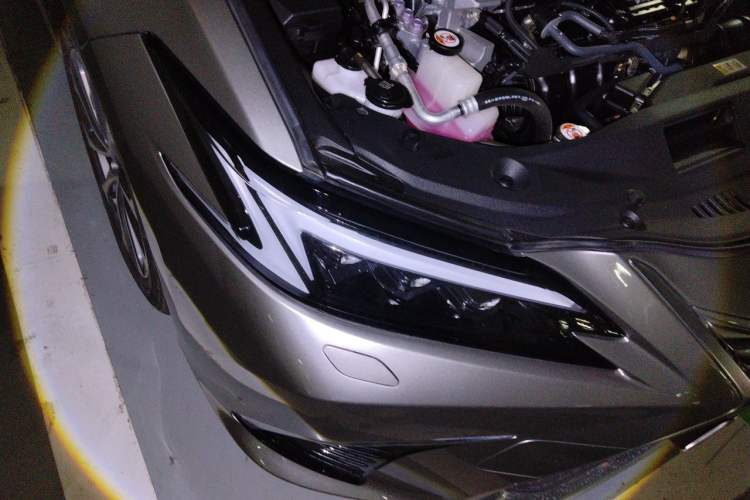 Used Lexus ES 2025 300h Deluxe Edition Right Front Headlight