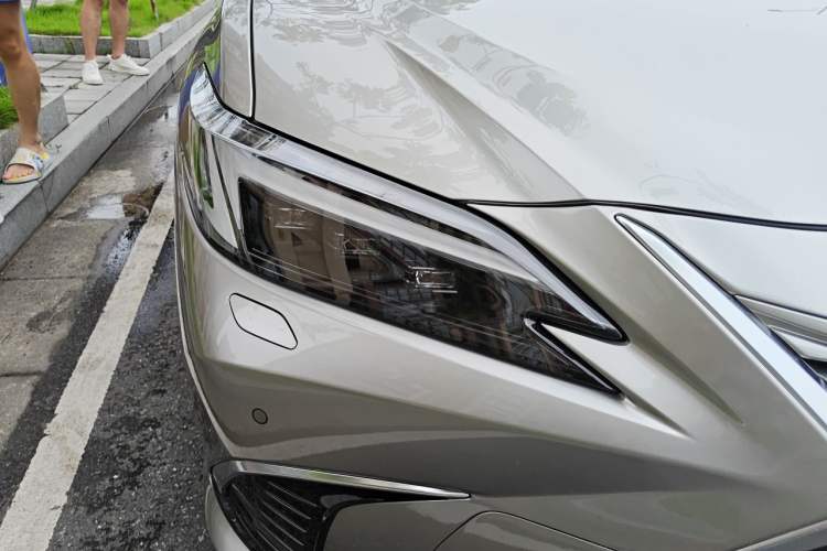 Used Lexus ES 2025 200 Premium Edition Right Front Headlight