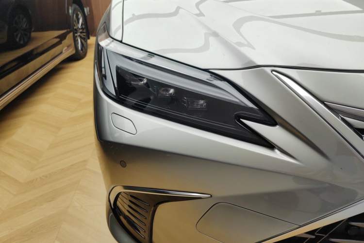 Used Lexus ES 2025 200 Premium Edition Right Front Headlight