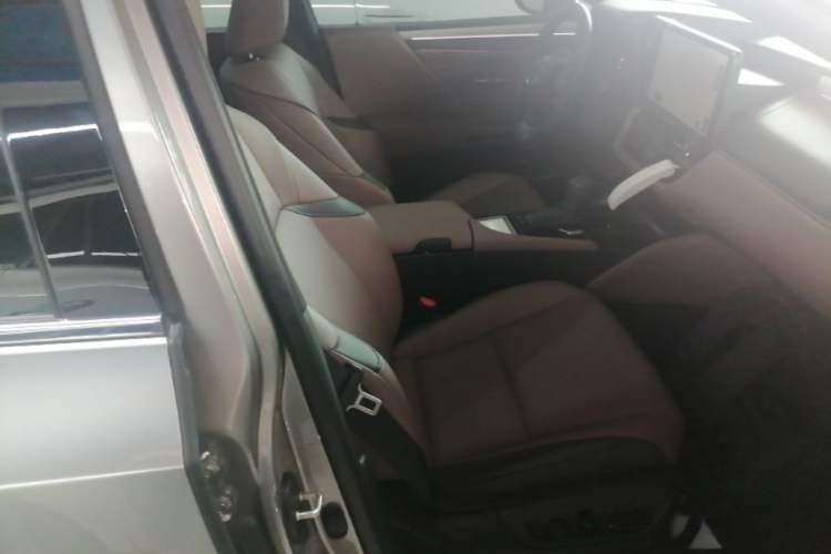 Used Lexus ES 2025 200 Premium Edition Right Front Seat