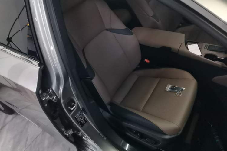 Used Lexus ES 2025 300h Deluxe Edition Right Front Seat