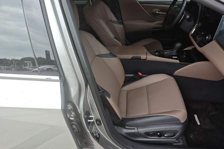 Used Lexus ES 2025 300h Deluxe Edition Right Front Seat