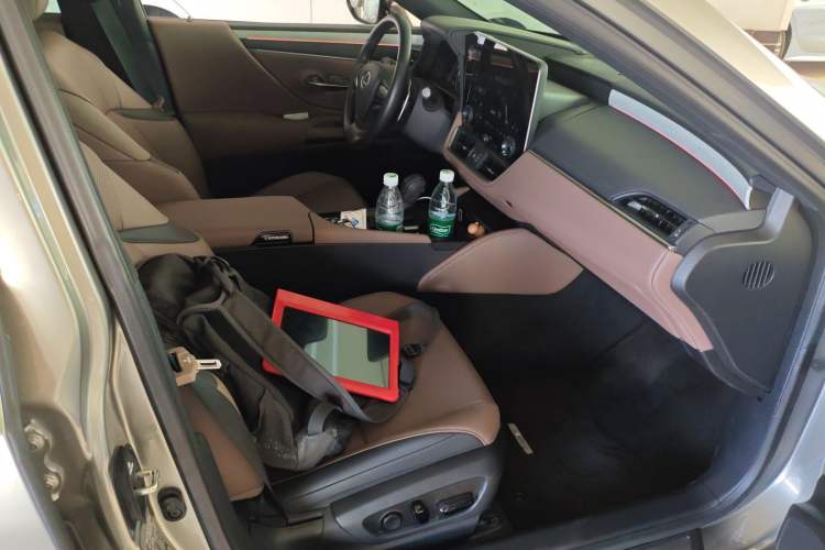 Used Lexus ES 2025 300h Deluxe Edition Right Front Seat