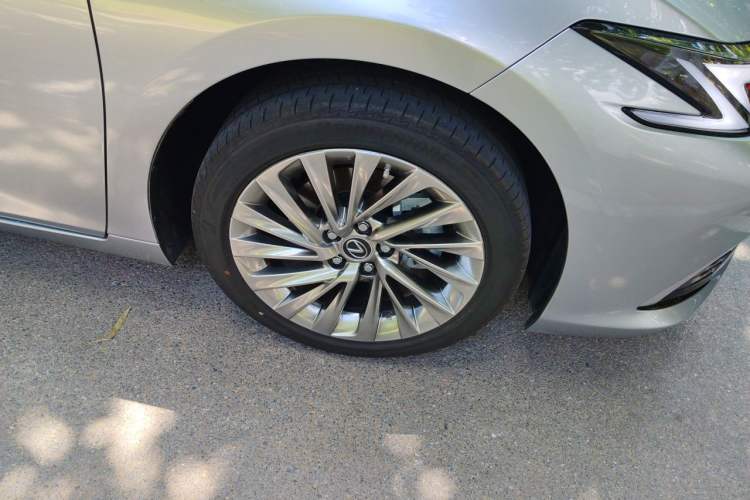 Used Lexus ES 2025 300h Executive Edition Right Front Wheel Hub