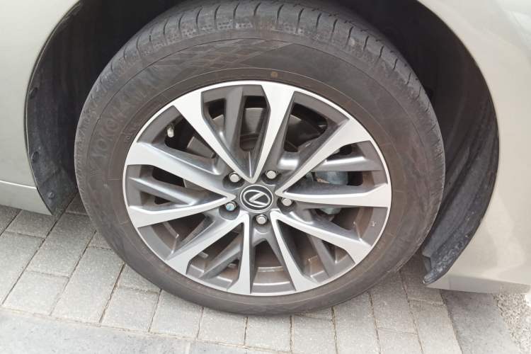 Used Lexus ES 2025 200 Premium Edition Right Front Wheel Hub
