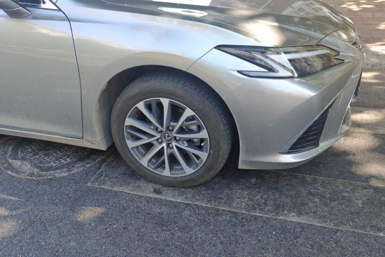 Used Lexus ES 2025 200 Premium Edition Right Front Wheel Hub