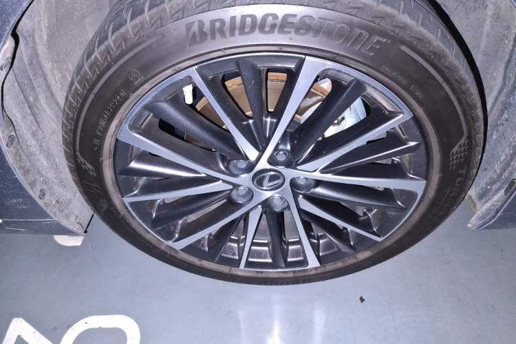 Used Lexus ES 2025 300h Premium Edition Right Front Wheel Hub
