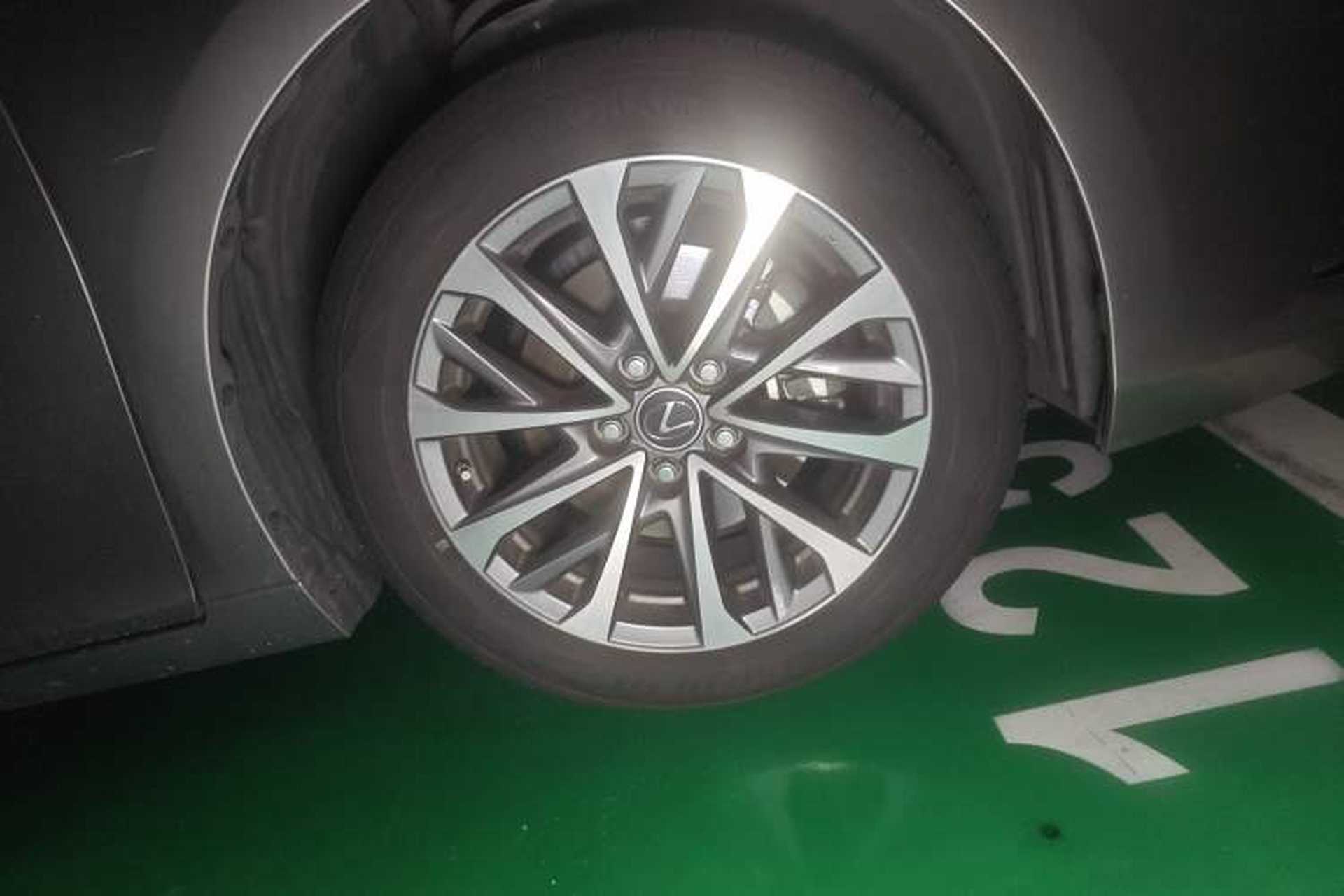 Used Lexus ES 2025 200 Premium Edition Right Front Wheel Hub
