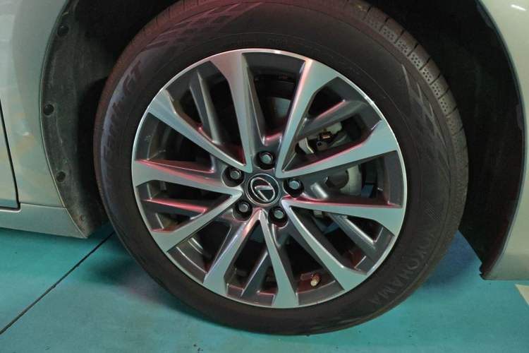 Used Lexus ES 2025 200 Premium Edition Right Front Wheel Hub