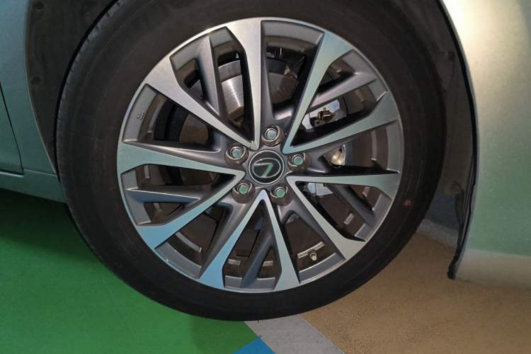 Used Lexus ES 2025 200 Premium Edition Right Front Wheel Hub