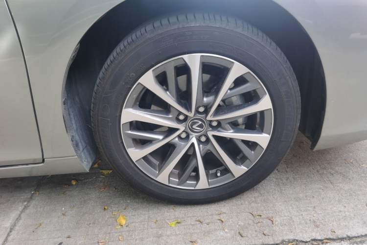 Used Lexus ES 2025 200 Premium Edition Right Front Wheel Hub